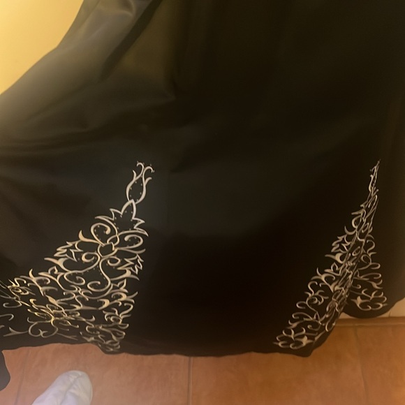 Satin formal gown - Picture 3 of 6